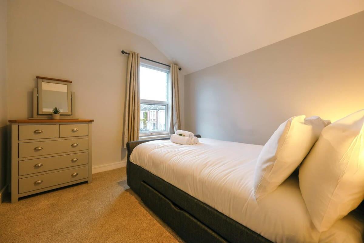 Apartamento Raleigh 2 Bedroom Flat *